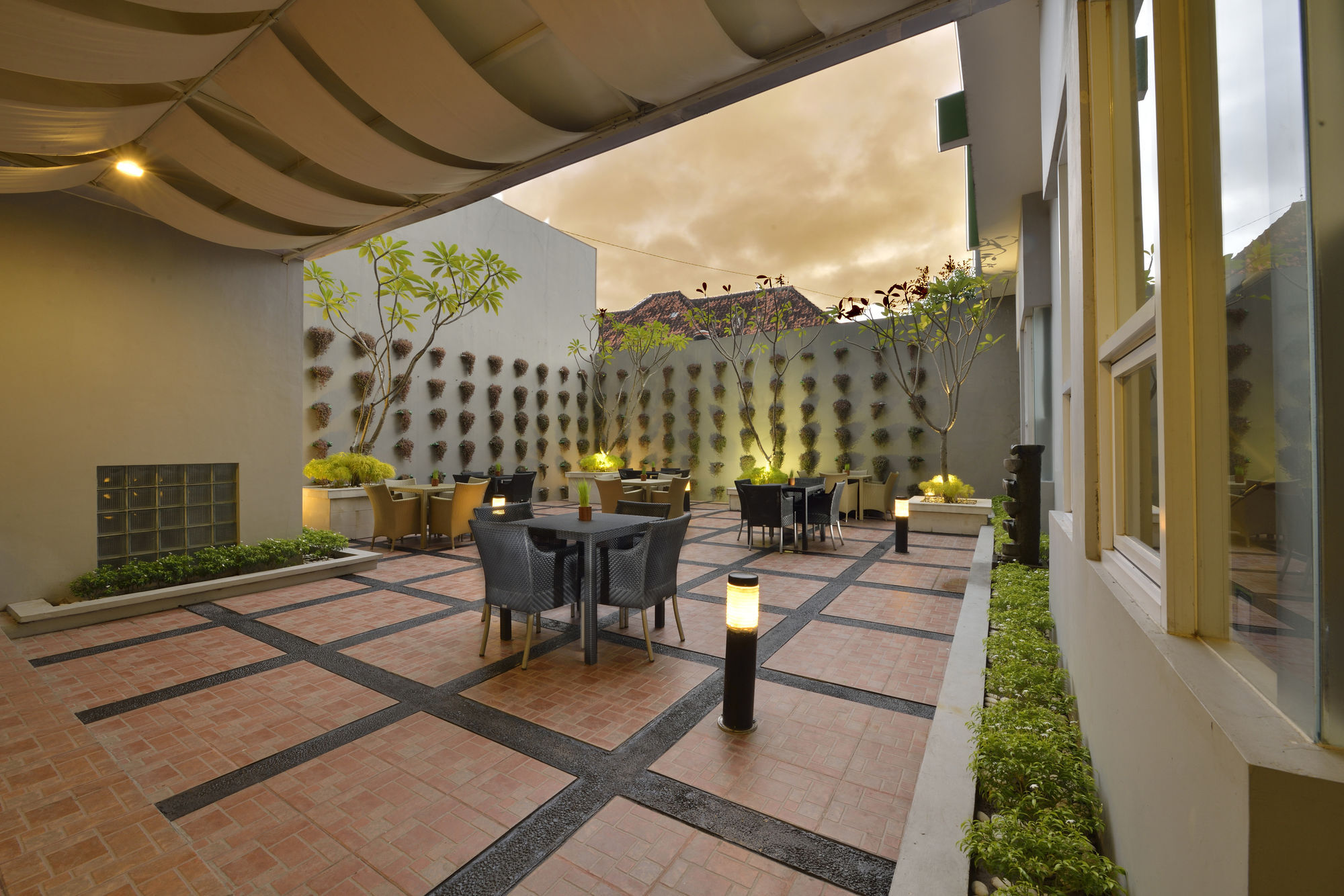 Whiz Hotel Malioboro Jogjacarta Exterior foto