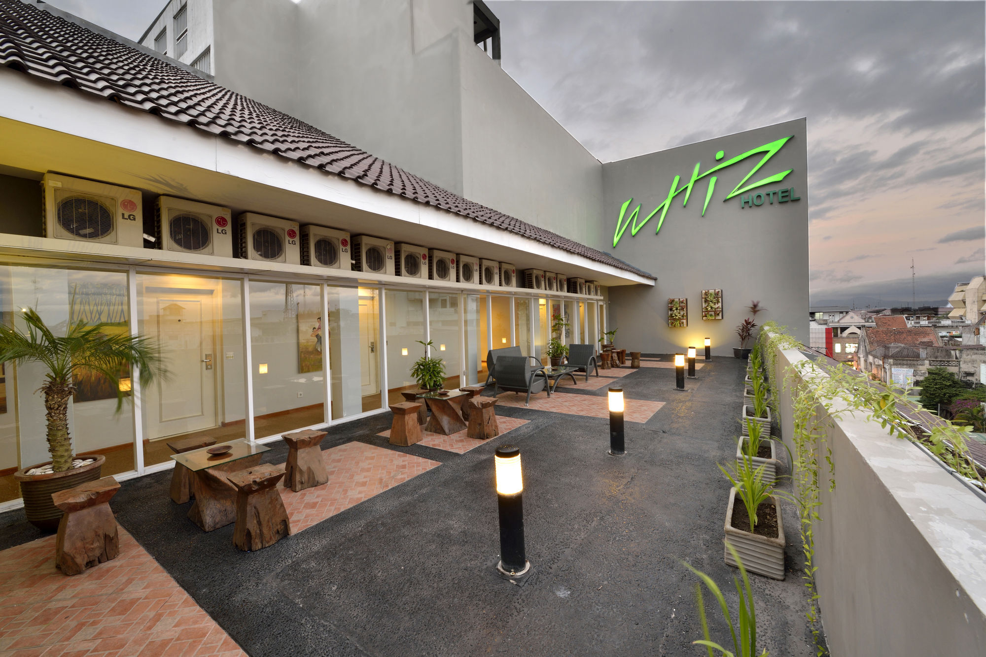 Whiz Hotel Malioboro Jogjacarta Exterior foto